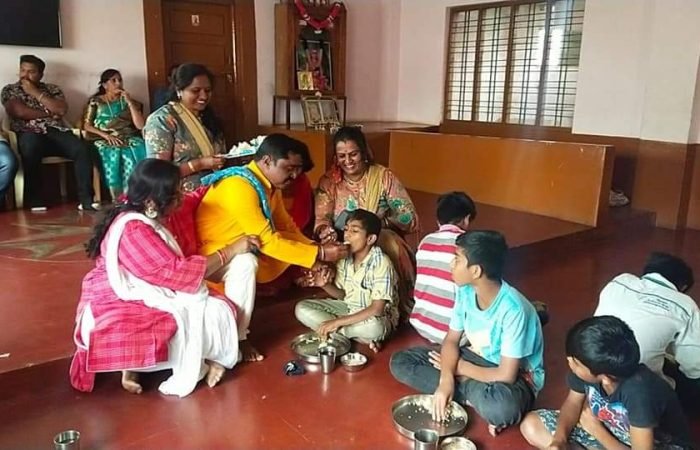 ನೊಂದ ಮನಸ್ಸುಗಳ ಸಂತೋಷಕ್ಕಾಗಿ ಗಮನ ಹರಿಸುವುದೇ ನಮ್ಮ ಕರ್ನಾಟಕ ವಿಶ್ವಮಾನವ ಸೇವಾ ಟ್ರಸ್ಟ್ (ರಿ.) ಸಂಸ್ಥೆಯ ಮುಖ್ಯ ಗುರಿ ಹಾಗಾಗಿ ಇಂತವರ ಸೇವೆಗೆ ಸಹಾಯ ಹಸ್ತ ನೀಡಲು ನೀವು "9980479696 9035459696" ಕರೆಮಾಡಿ