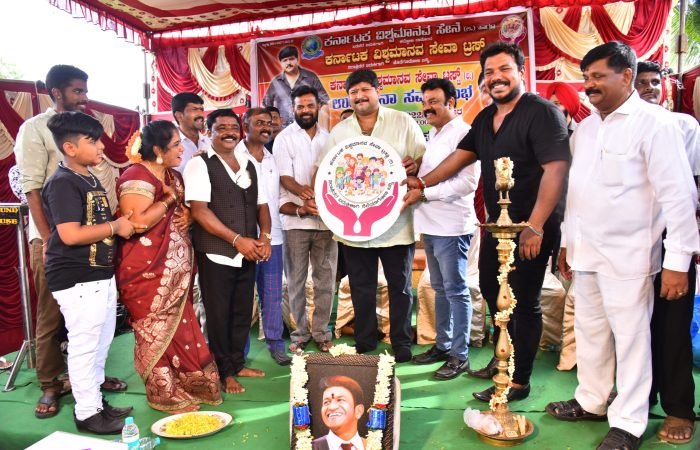 ನೊಂದ ಮನಸ್ಸುಗಳ ಸಂತೋಷಕ್ಕಾಗಿ ಗಮನ ಹರಿಸುವುದೇ ನಮ್ಮ ಕರ್ನಾಟಕ ವಿಶ್ವಮಾನವ ಸೇವಾ ಟ್ರಸ್ಟ್ (ರಿ.) ಸಂಸ್ಥೆಯ ಮುಖ್ಯ ಗುರಿ ಹಾಗಾಗಿ ಇಂತವರ ಸೇವೆಗೆ ಸಹಾಯ ಹಸ್ತ ನೀಡಲು ನೀವು "9980479696 9035459696" ಕರೆಮಾಡಿ