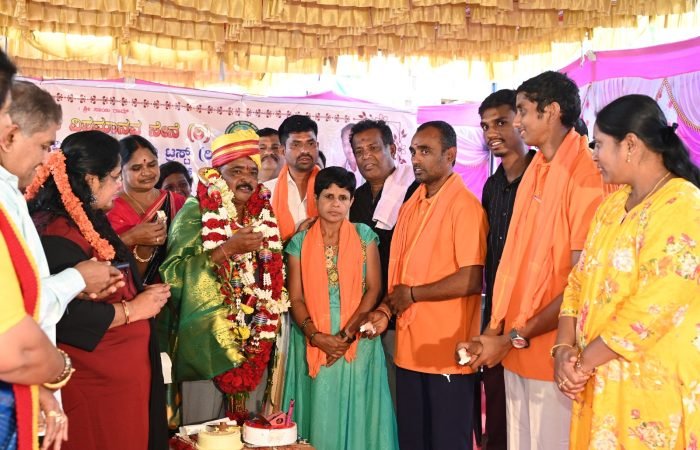 ನೊಂದ ಮನಸ್ಸುಗಳ ಸಂತೋಷಕ್ಕಾಗಿ ಗಮನ ಹರಿಸುವುದೇ ನಮ್ಮ ಕರ್ನಾಟಕ ವಿಶ್ವಮಾನವ ಸೇವಾ ಟ್ರಸ್ಟ್ (ರಿ.) ಸಂಸ್ಥೆಯ ಮುಖ್ಯ ಗುರಿ ಹಾಗಾಗಿ ಇಂತವರ ಸೇವೆಗೆ ಸಹಾಯ ಹಸ್ತ ನೀಡಲು ನೀವು "9980479696 9035459696" ಕರೆಮಾಡಿ