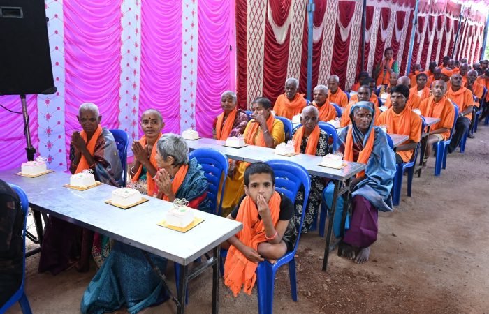 ನೊಂದ ಮನಸ್ಸುಗಳ ಸಂತೋಷಕ್ಕಾಗಿ ಗಮನ ಹರಿಸುವುದೇ ನಮ್ಮ ಕರ್ನಾಟಕ ವಿಶ್ವಮಾನವ ಸೇವಾ ಟ್ರಸ್ಟ್ (ರಿ.) ಸಂಸ್ಥೆಯ ಮುಖ್ಯ ಗುರಿ ಹಾಗಾಗಿ ಇಂತವರ ಸೇವೆಗೆ ಸಹಾಯ ಹಸ್ತ ನೀಡಲು ನೀವು "9980479696 9035459696" ಕರೆಮಾಡಿ