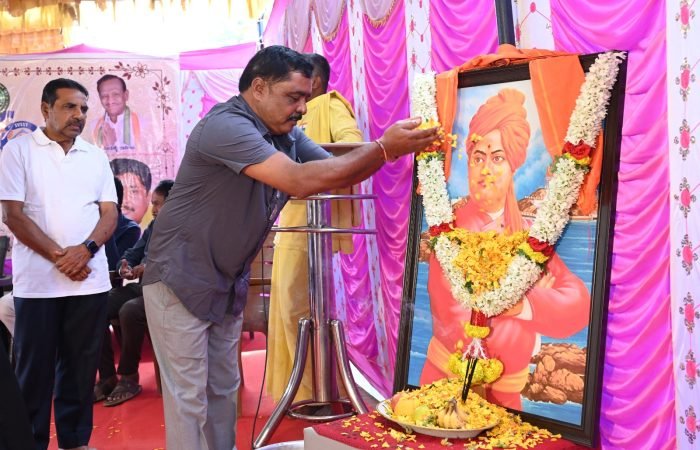 ನೊಂದ ಮನಸ್ಸುಗಳ ಸಂತೋಷಕ್ಕಾಗಿ ಗಮನ ಹರಿಸುವುದೇ ನಮ್ಮ ಕರ್ನಾಟಕ ವಿಶ್ವಮಾನವ ಸೇವಾ ಟ್ರಸ್ಟ್ (ರಿ.) ಸಂಸ್ಥೆಯ ಮುಖ್ಯ ಗುರಿ ಹಾಗಾಗಿ ಇಂತವರ ಸೇವೆಗೆ ಸಹಾಯ ಹಸ್ತ ನೀಡಲು ನೀವು "9980479696 9035459696" ಕರೆಮಾಡಿ