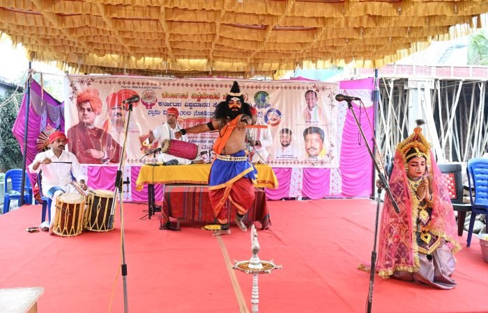 ನೊಂದ ಮನಸ್ಸುಗಳ ಸಂತೋಷಕ್ಕಾಗಿ ಗಮನ ಹರಿಸುವುದೇ ನಮ್ಮ ಕರ್ನಾಟಕ ವಿಶ್ವಮಾನವ ಸೇವಾ ಟ್ರಸ್ಟ್ (ರಿ.) ಸಂಸ್ಥೆಯ ಮುಖ್ಯ ಗುರಿ ಹಾಗಾಗಿ ಇಂತವರ ಸೇವೆಗೆ ಸಹಾಯ ಹಸ್ತ ನೀಡಲು ನೀವು "9980479696 9035459696" ಕರೆಮಾಡಿ