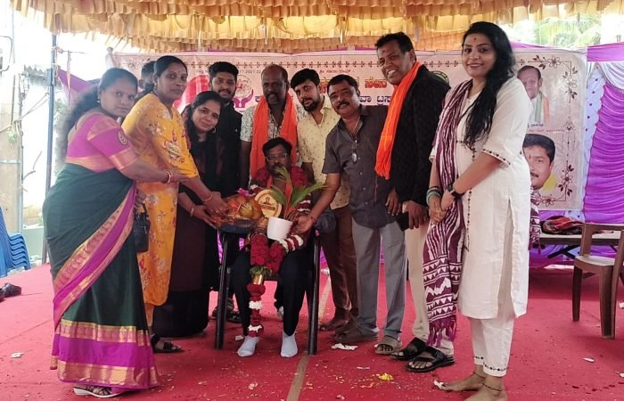 ನೊಂದ ಮನಸ್ಸುಗಳ ಸಂತೋಷಕ್ಕಾಗಿ ಗಮನ ಹರಿಸುವುದೇ ನಮ್ಮ ಕರ್ನಾಟಕ ವಿಶ್ವಮಾನವ ಸೇವಾ ಟ್ರಸ್ಟ್ (ರಿ.) ಸಂಸ್ಥೆಯ ಮುಖ್ಯ ಗುರಿ ಹಾಗಾಗಿ ಇಂತವರ ಸೇವೆಗೆ ಸಹಾಯ ಹಸ್ತ ನೀಡಲು ನೀವು "9980479696 9035459696" ಕರೆಮಾಡಿ